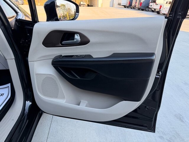 2017 Chrysler Pacifica in Knoxville, TN 37920 - 18128360 9