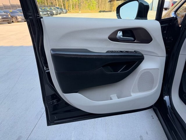 2017 Chrysler Pacifica in Knoxville, TN 37920 - 18128360 7