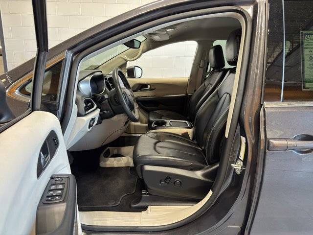 2023 Chrysler Pacifica in Burlington, WI 53105 - 18128389 16