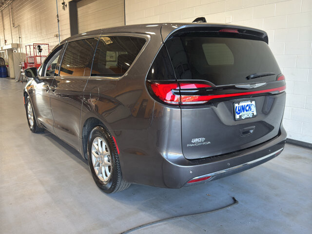 2023 Chrysler Pacifica in Burlington, WI 53105 - 18128389 3