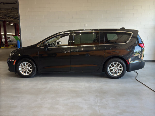 2023 Chrysler Pacifica in Burlington, WI 53105 - 18128390 2