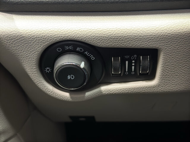 2023 Chrysler Pacifica in Burlington, WI 53105 - 18128392 32