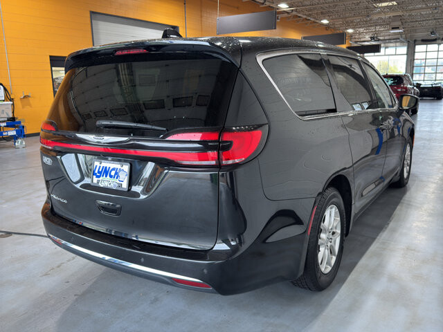 2023 Chrysler Pacifica in Burlington, WI 53105 - 18128392 5