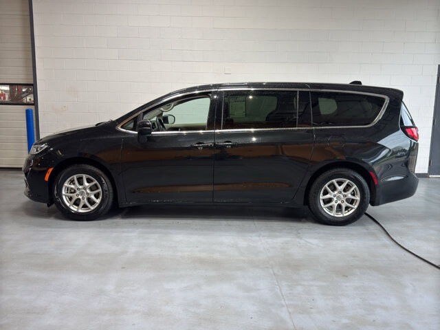 2023 Chrysler Pacifica in Burlington, WI 53105 - 18128392 2