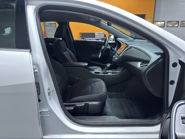 2022 Chevrolet Malibu in Burlington, WI 53105 - 18128396 16