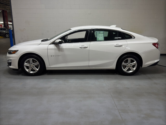 2022 Chevrolet Malibu in Burlington, WI 53105 - 18128396 2