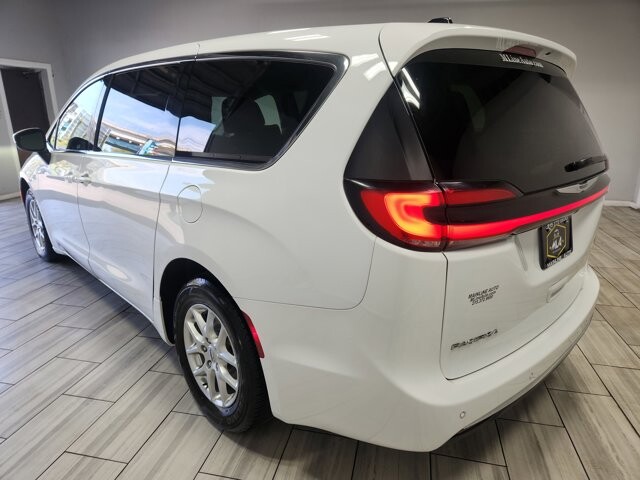 2023 Chrysler Pacifica in Cinnaminson, NJ 08077 - 18128888 3