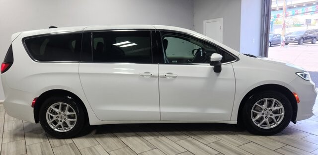 2023 Chrysler Pacifica in Cinnaminson, NJ 08077 - 18128888 6