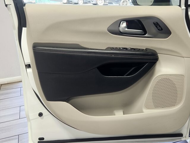 2023 Chrysler Pacifica in Cinnaminson, NJ 08077 - 18128888 10