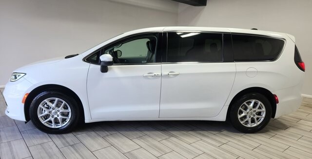 2023 Chrysler Pacifica in Cinnaminson, NJ 08077 - 18128888 2