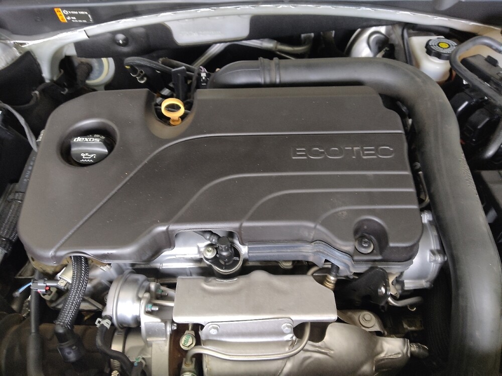 2018 Chevrolet Malibu in Tucson, AZ 85705 - 18129083 30