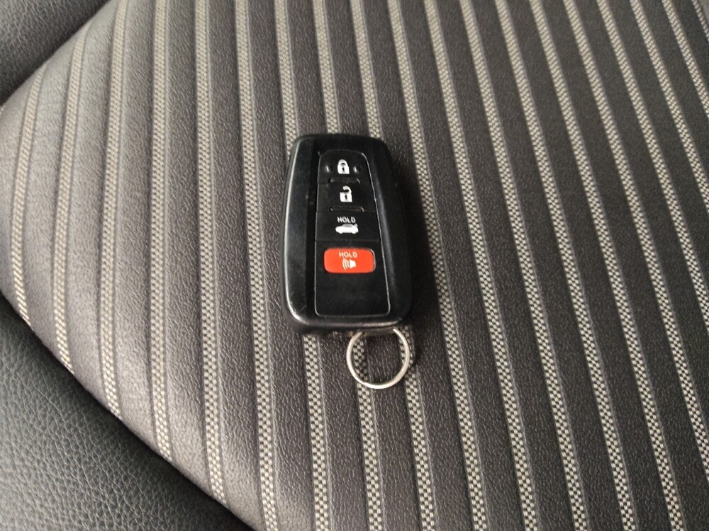 2018 Toyota Camry in Independence, MO 64055 - 18129403 32