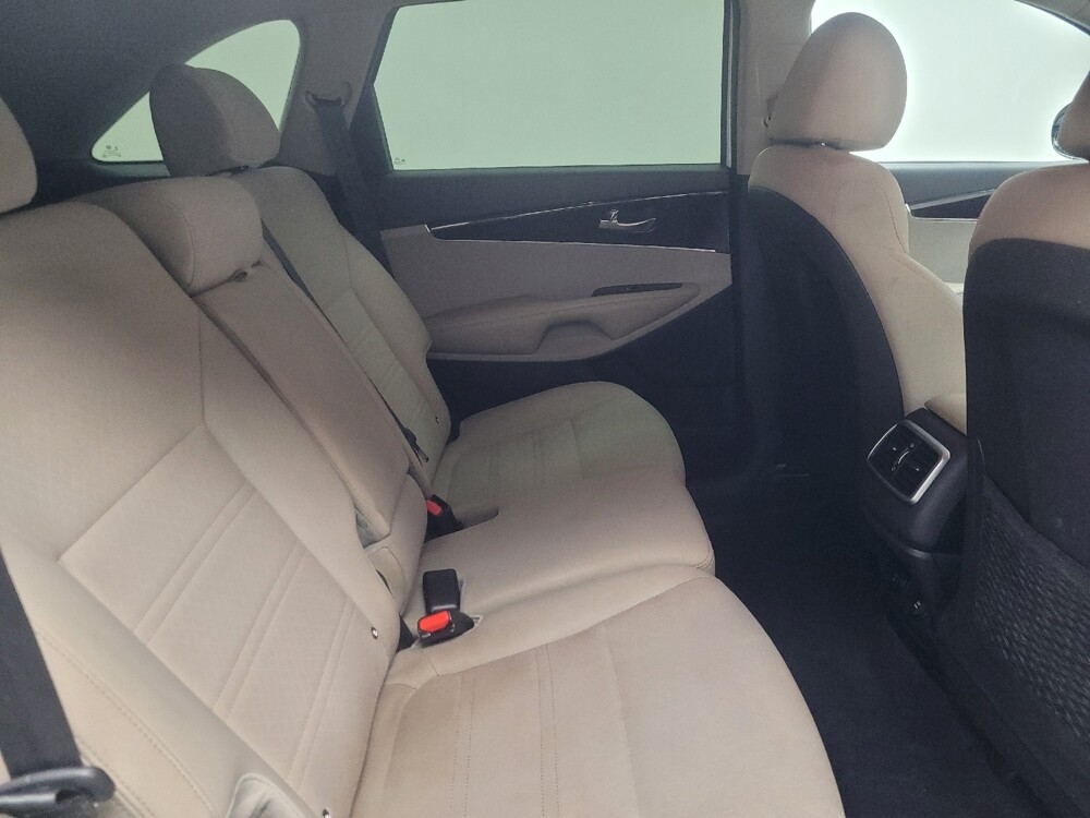 2019 Kia Sorento in Indianapolis, IN 46222 - 18129450 19