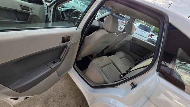 2011 Ford Focus in Cartersville, GA 30120 - 18129515 7