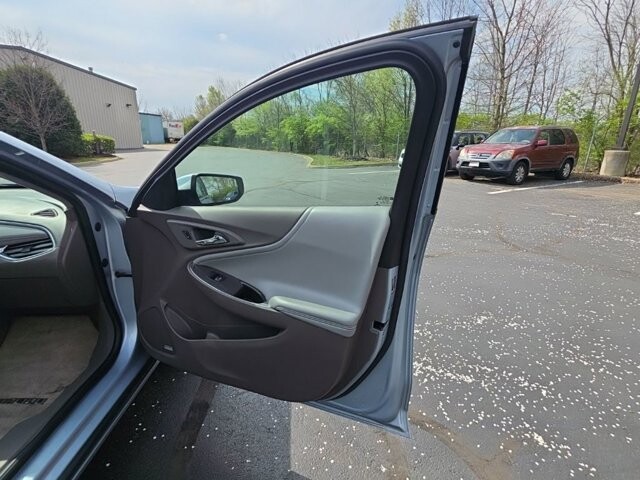 2017 Chevrolet Malibu in Marysville, OH 43040 - 18129517 43