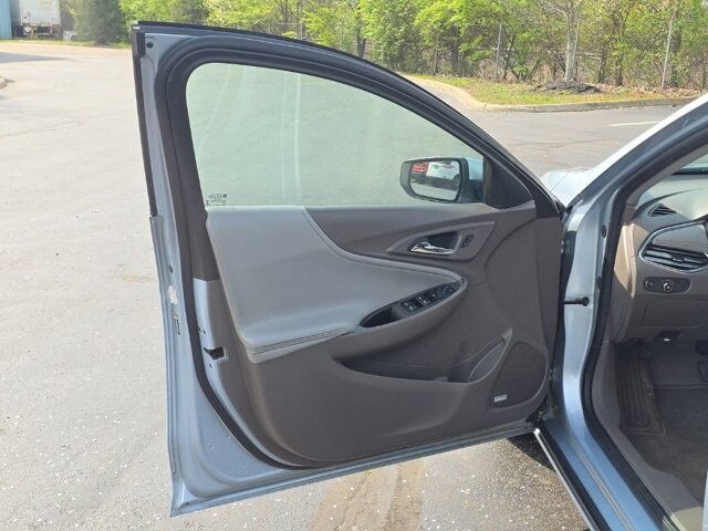 2017 Chevrolet Malibu in Marysville, OH 43040 - 18129517 13