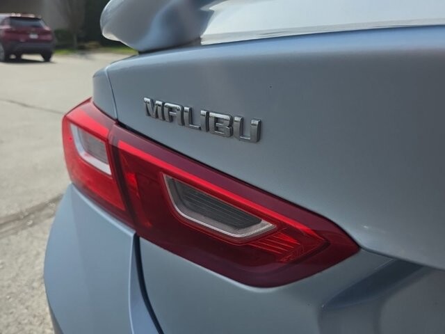2017 Chevrolet Malibu in Marysville, OH 43040 - 18129517 7