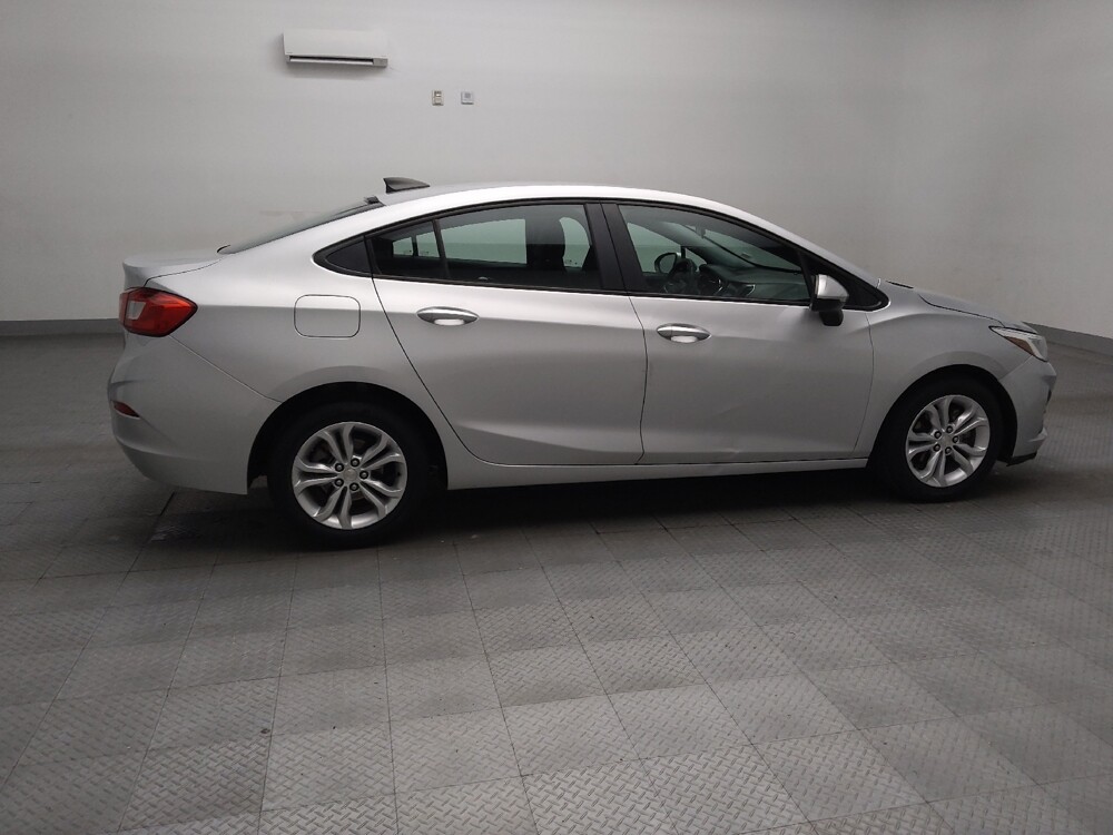 2019 Chevrolet Cruze in Oklahoma City, OK 73139 - 18129575 10