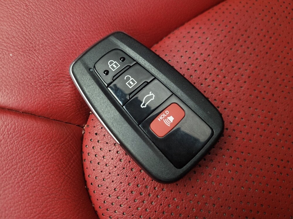 2018 Toyota Camry in Glendale, AZ 85301 - 18129600 32