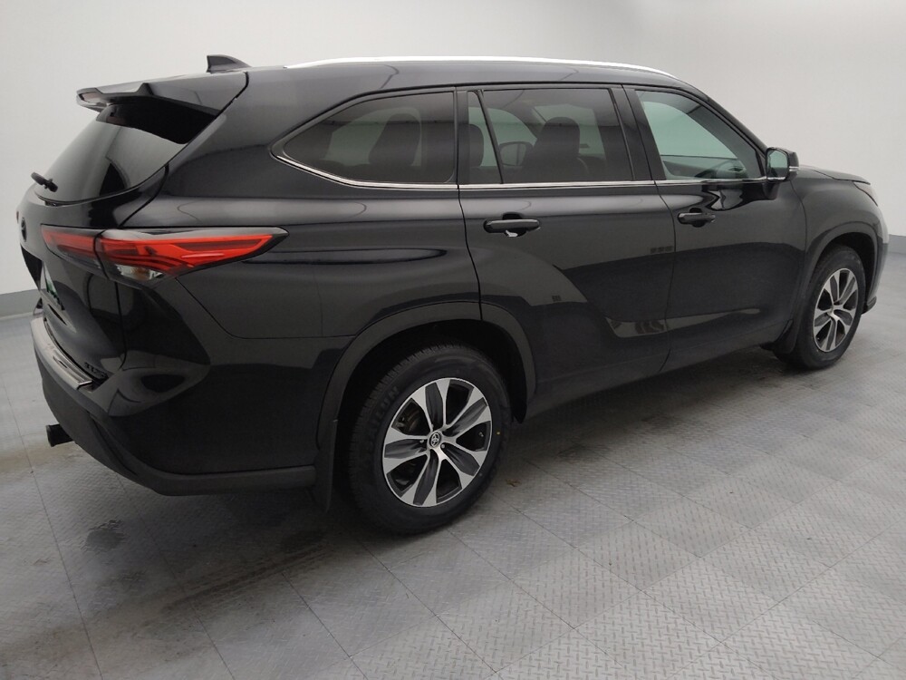 2020 Toyota Highlander in Topeka, KS 66611 - 18129737 10