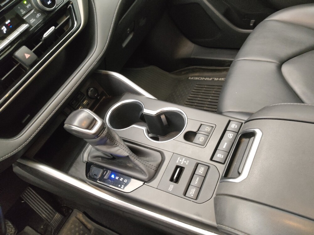 2020 Toyota Highlander in Topeka, KS 66611 - 18129737 26