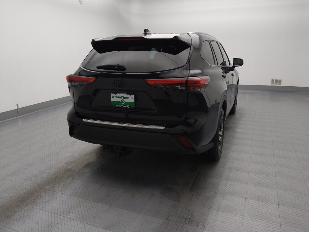 2020 Toyota Highlander in Topeka, KS 66611 - 18129737 7