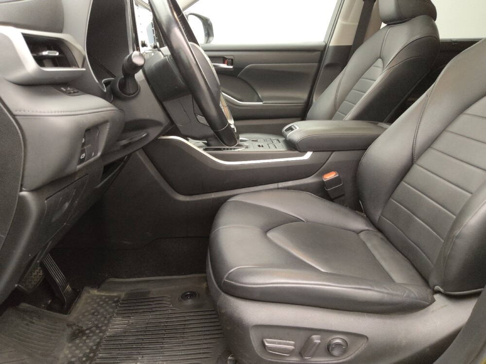 2020 Toyota Highlander in Topeka, KS 66611 - 18129737 17