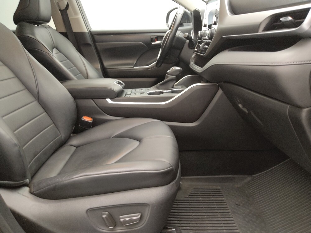 2020 Toyota Highlander in Topeka, KS 66611 - 18129737 21
