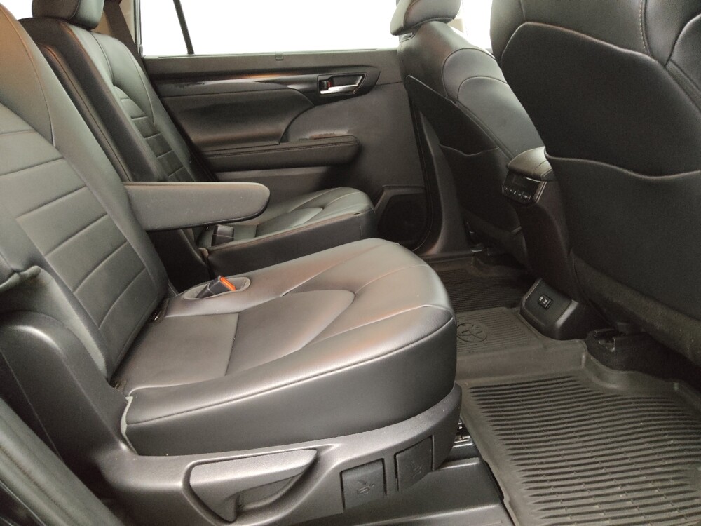 2020 Toyota Highlander in Topeka, KS 66611 - 18129737 19