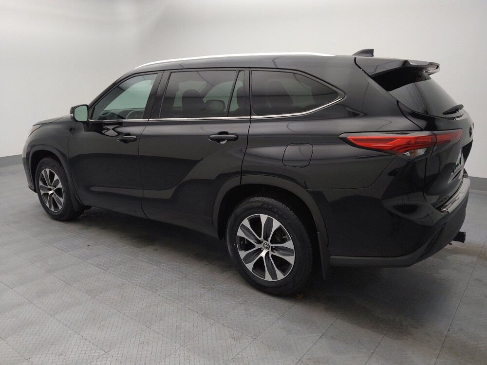 2020 Toyota Highlander in Topeka, KS 66611 - 18129737 3