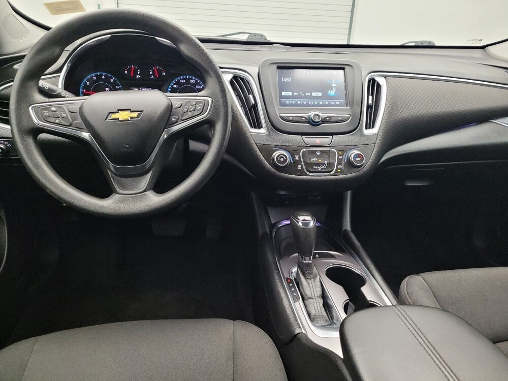 2018 Chevrolet Malibu in Fairfield, OH 45014 - 18129777 22