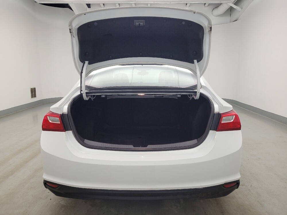 2018 Chevrolet Malibu in Fairfield, OH 45014 - 18129777 29