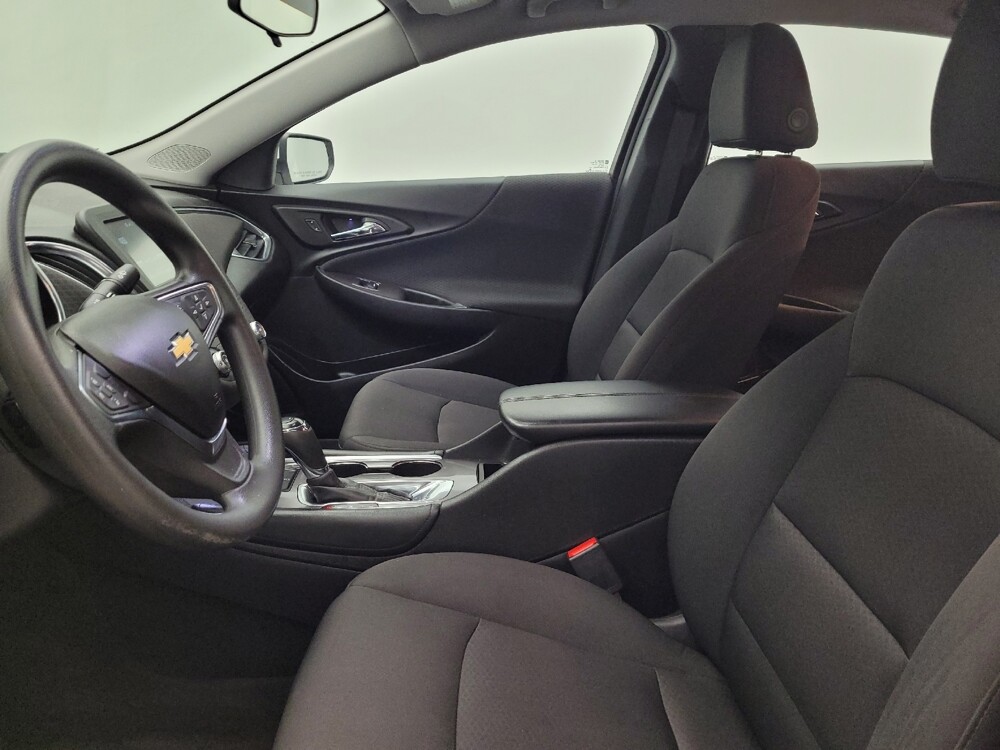 2018 Chevrolet Malibu in Fairfield, OH 45014 - 18129777 17