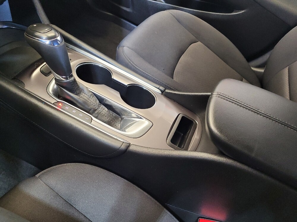 2018 Chevrolet Malibu in Fairfield, OH 45014 - 18129777 26