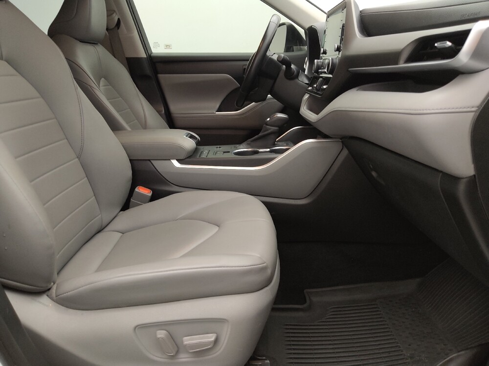 2020 Toyota Highlander in Wichita, KS 67207 - 18129863 21