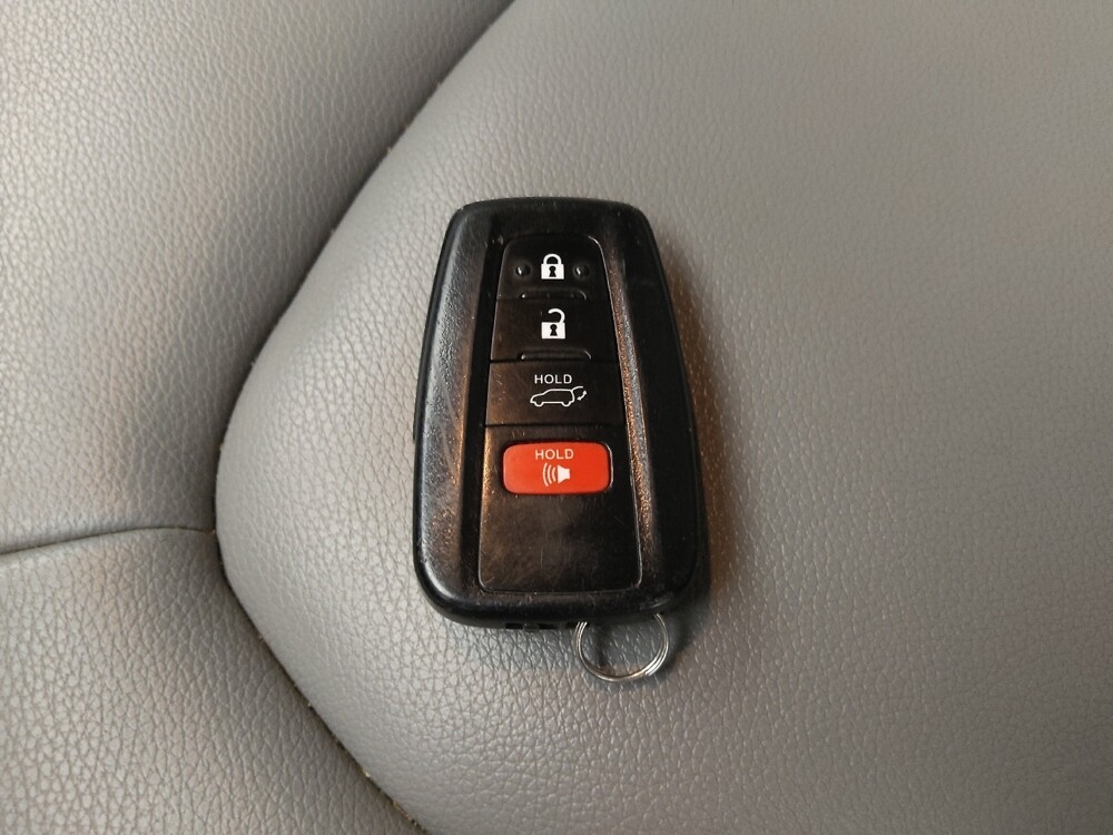 2020 Toyota Highlander in Wichita, KS 67207 - 18129863 32