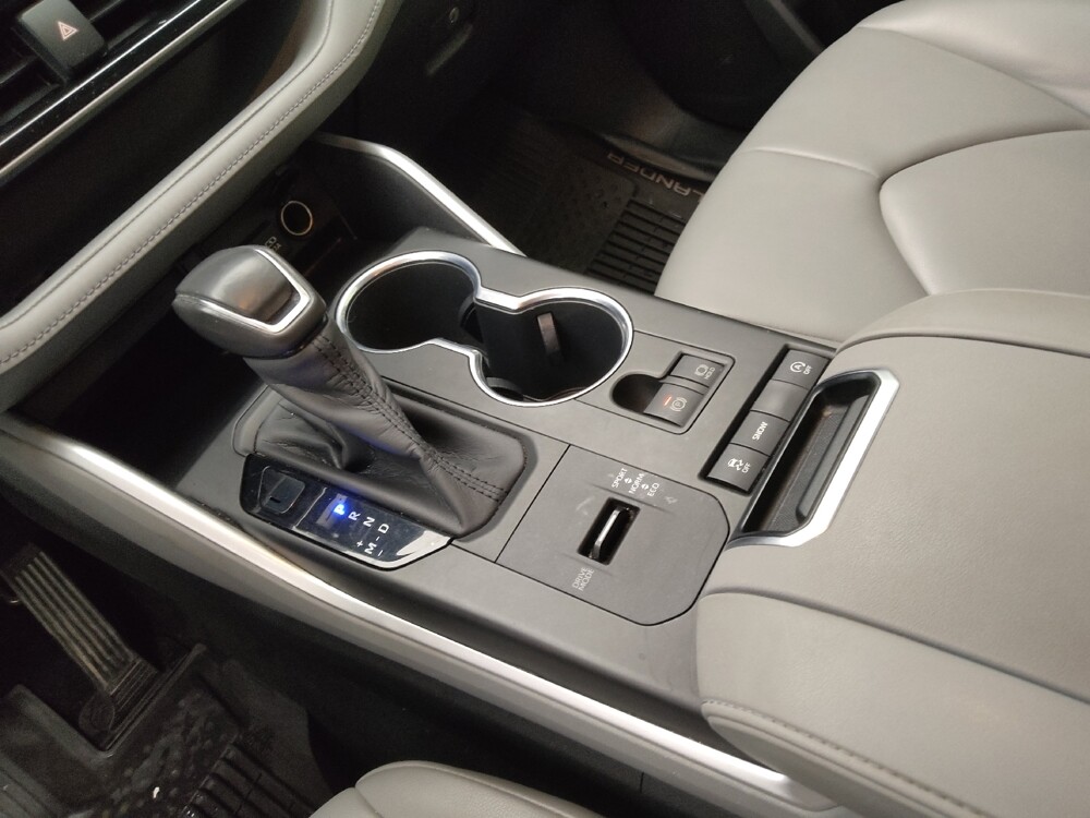 2020 Toyota Highlander in Wichita, KS 67207 - 18129863 26