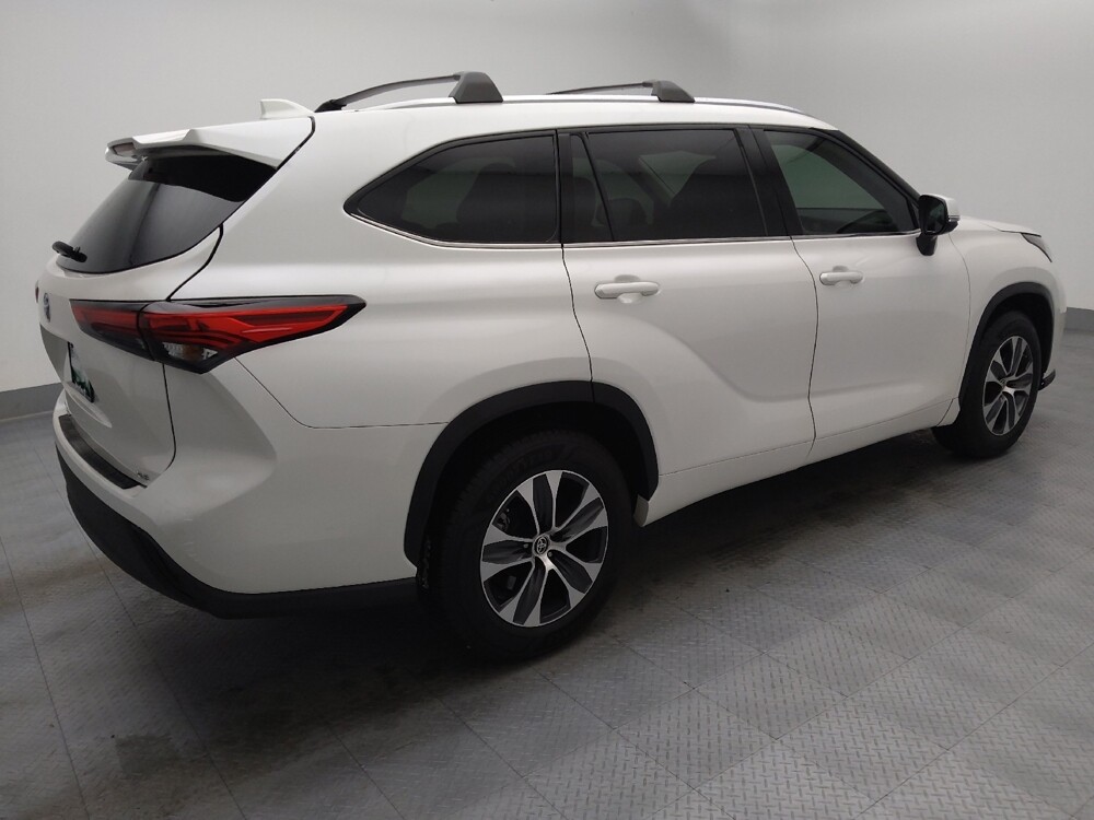 2020 Toyota Highlander in Wichita, KS 67207 - 18129863 10