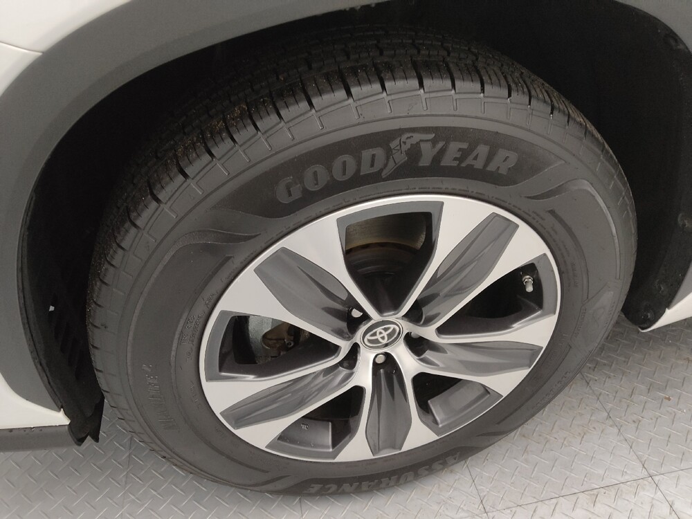 2020 Toyota Highlander in Wichita, KS 67207 - 18129863 31