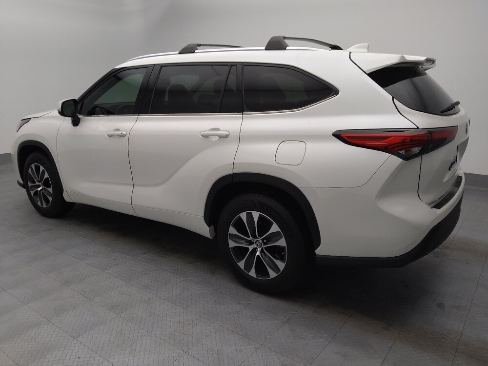 2020 Toyota Highlander in Wichita, KS 67207 - 18129863 3