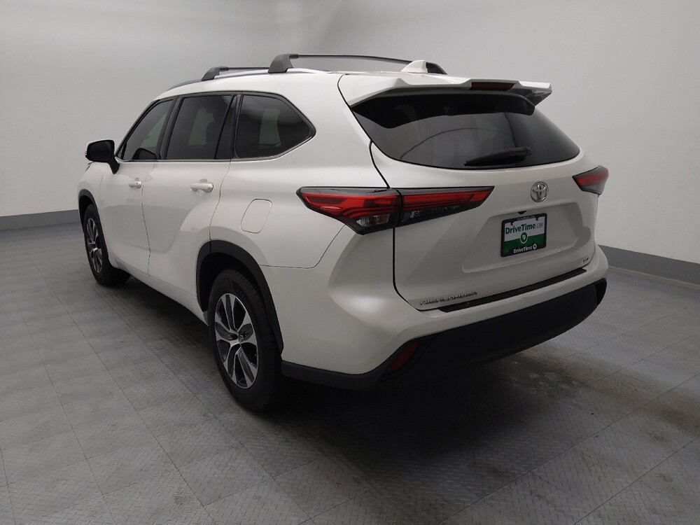 2020 Toyota Highlander in Wichita, KS 67207 - 18129863 5