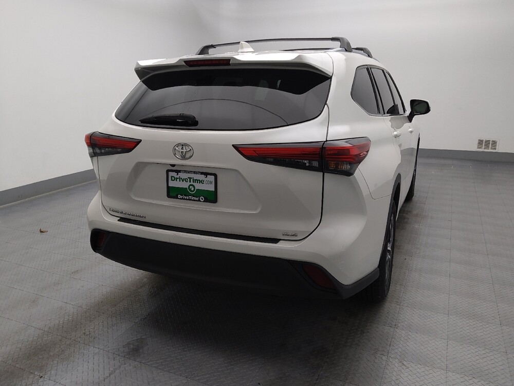 2020 Toyota Highlander in Wichita, KS 67207 - 18129863 7