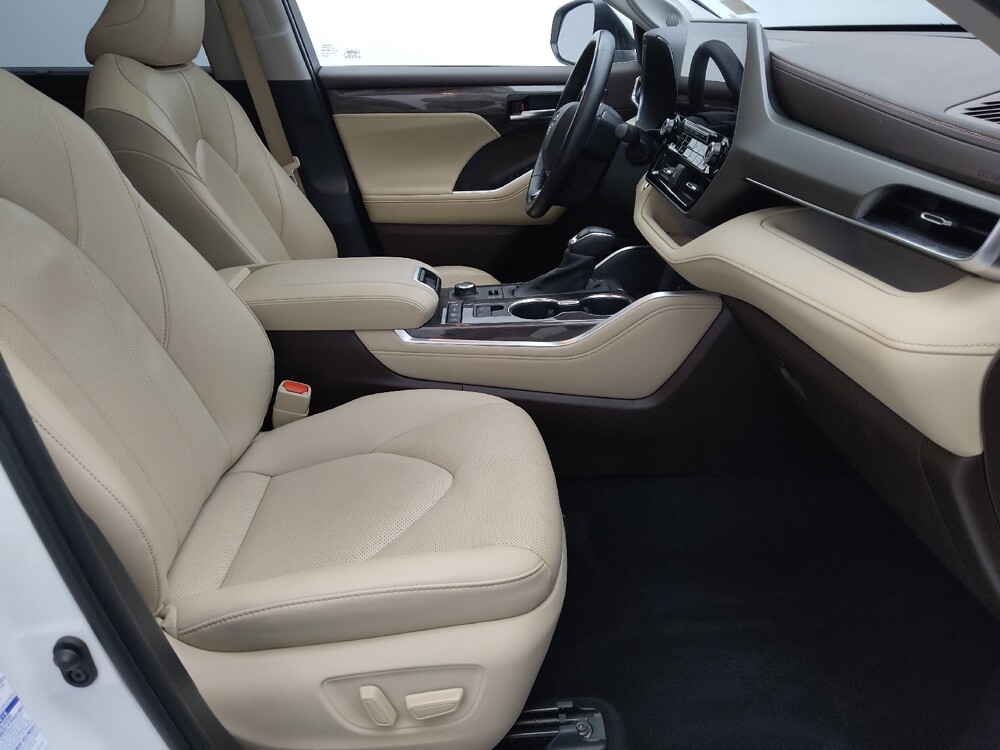 2020 Toyota Highlander in Wichita, KS 67207 - 18129944 21