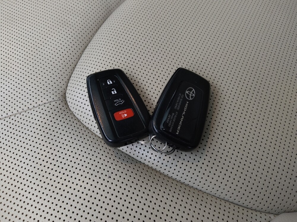 2020 Toyota Highlander in Wichita, KS 67207 - 18129944 32