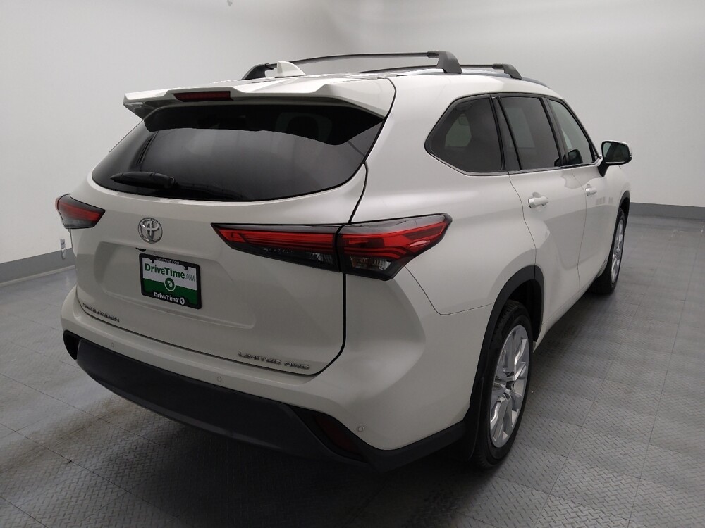 2020 Toyota Highlander in Wichita, KS 67207 - 18129944 9