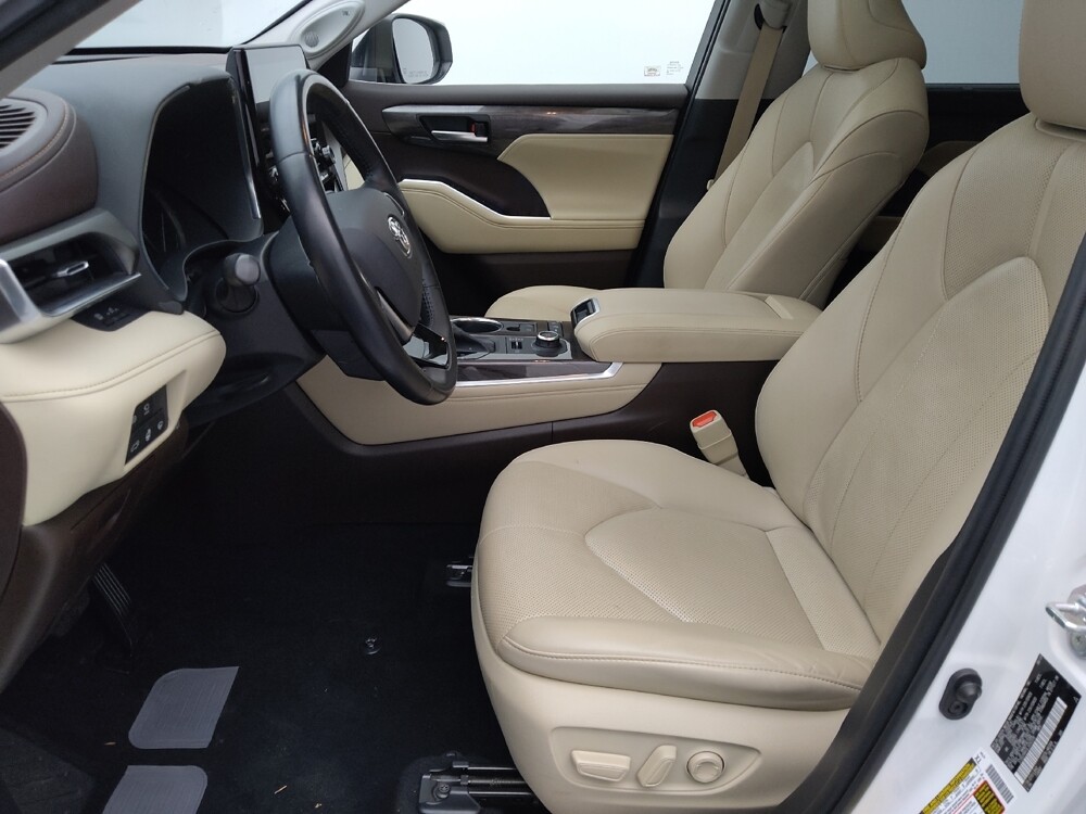 2020 Toyota Highlander in Wichita, KS 67207 - 18129944 17