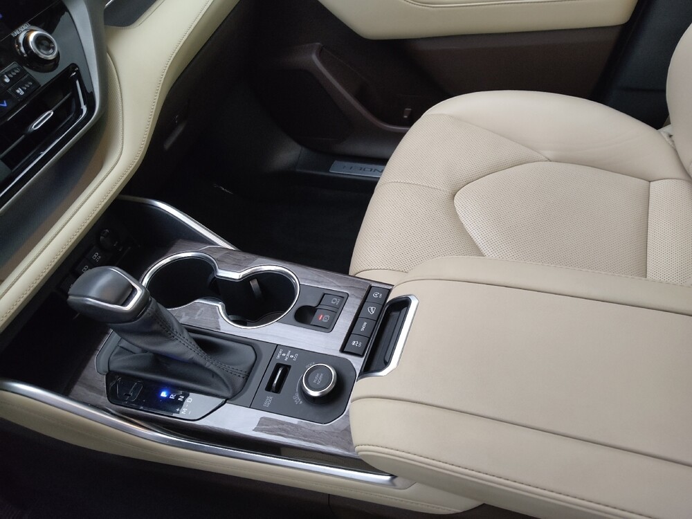 2020 Toyota Highlander in Wichita, KS 67207 - 18129944 26