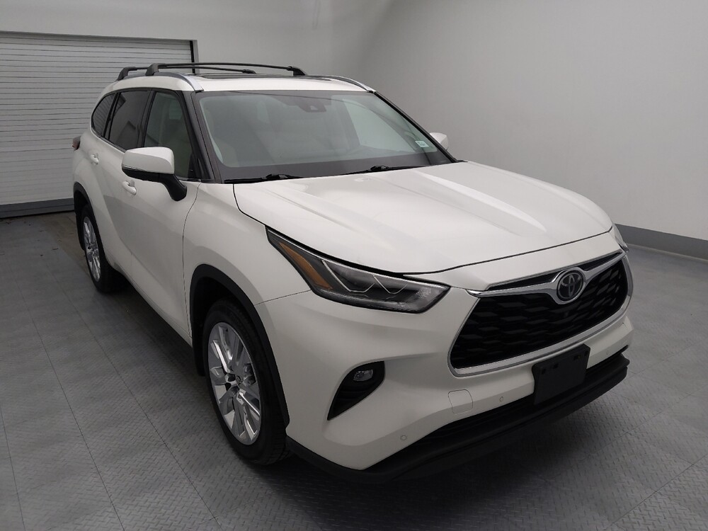 2020 Toyota Highlander in Wichita, KS 67207 - 18129944 13