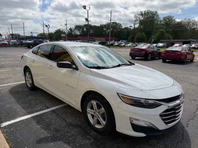 2020 Chevrolet Malibu in Indianapolis, IN 46222-4002 - 18129963 3