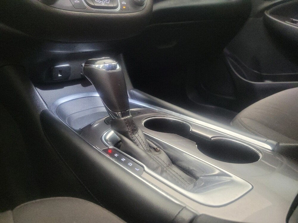 2018 Chevrolet Malibu in Phoenix, AZ 85015 - 18130001 26